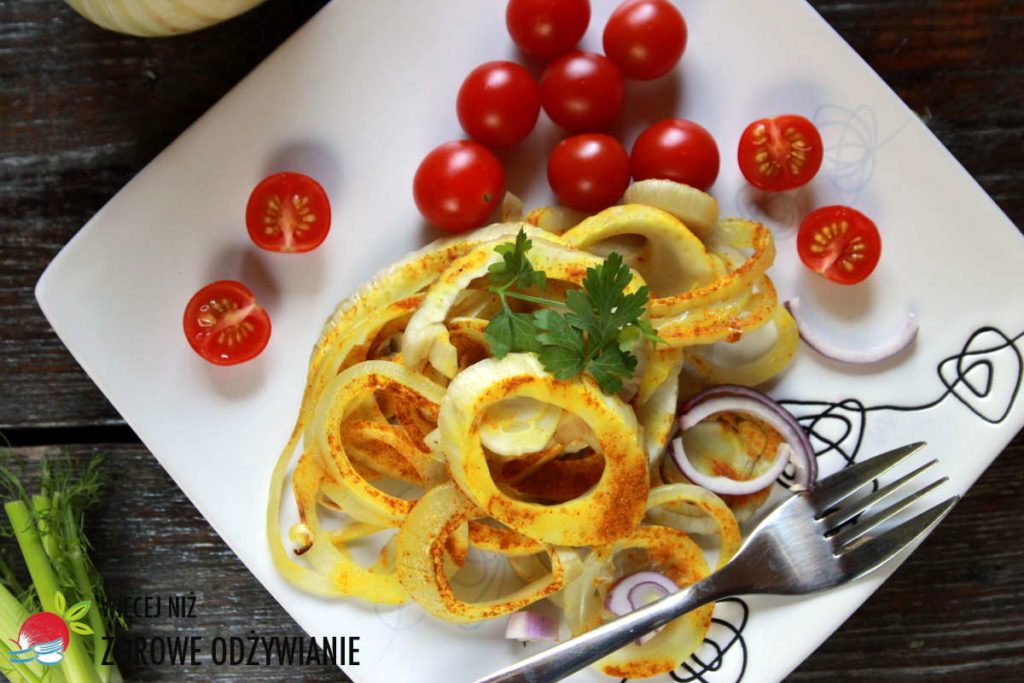 Pieczony fenkuł curry z cebulą