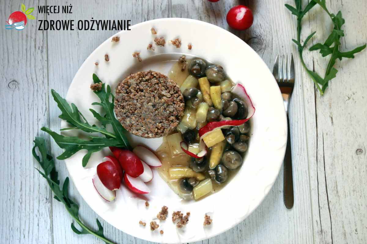 Gulasz pieczarkowo-szparagowy z kaszą gryczaną Gulasz pieczarkowo-szparagowy z kaszą gryczaną