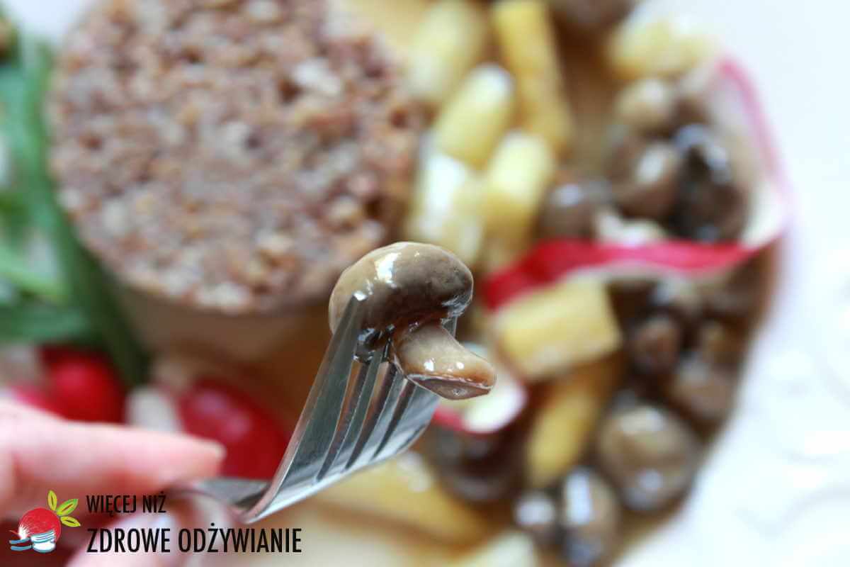 Gulasz pieczarkowo-szparagowy z kaszą gryczaną Gulasz pieczarkowo-szparagowy z kaszą gryczaną